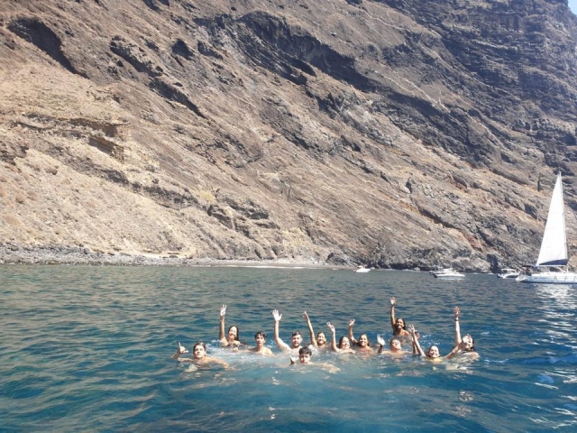 Chapuzon entre amigos desde el barco