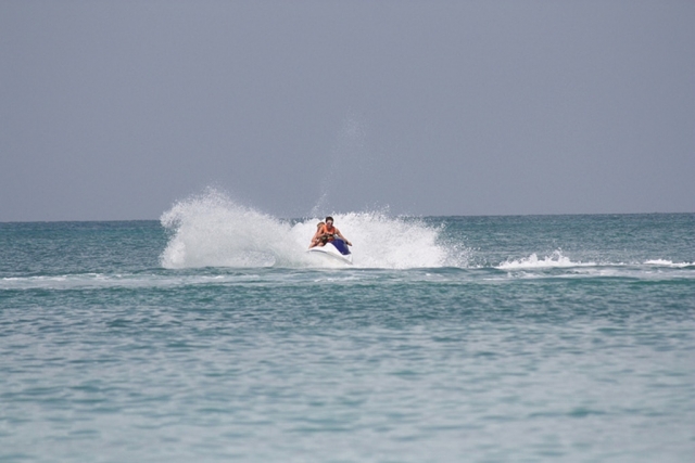 Acelerando en el mar con la moto