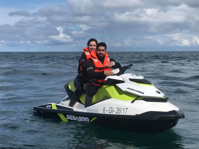 Pareja en moto de agua
