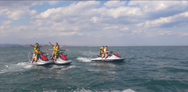 Diversión con amigos en las motos de agua