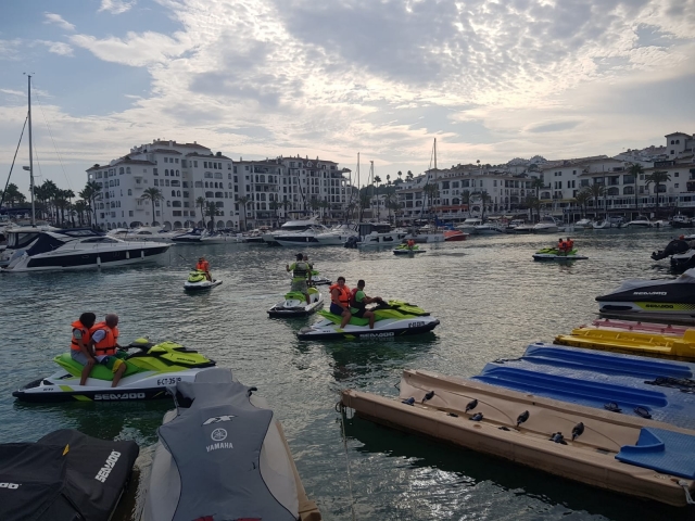 Saliendo del puerto con las motos de agua
