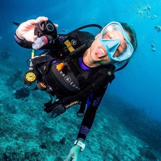 En el fondo del mar buceando