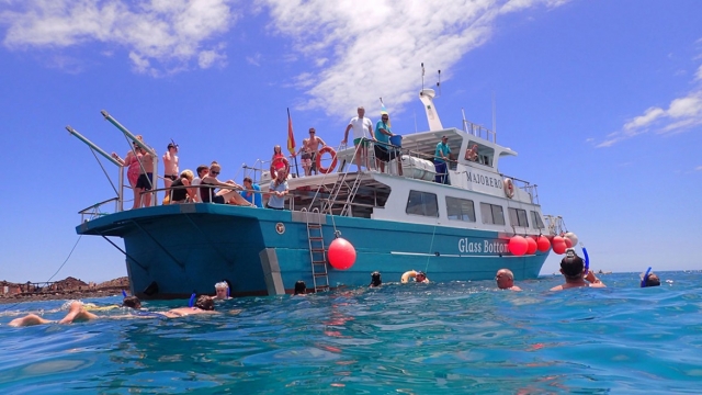 Realizando buceo mientras otros se quedan en el barco 