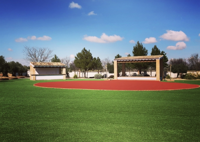 Amplios jardines para celebraciones al aire libre
