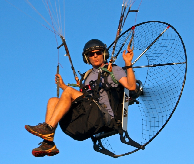 e-19753615-piloto-profesional-de-paramotor15695843812850.jpg
