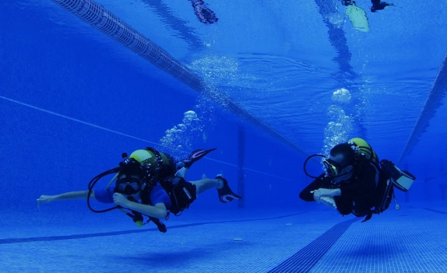 Junto al instructor en la piscina