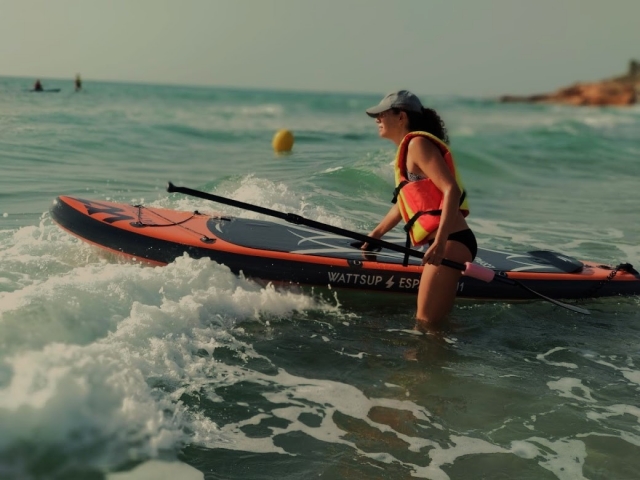  乘坐 SUP 板入海 