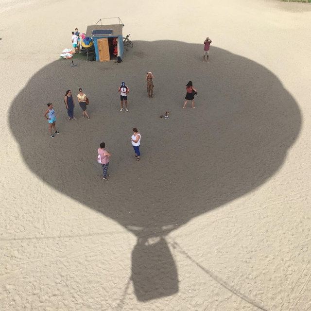 En la sombra del globo sobre la playa
