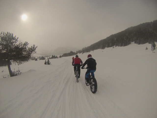 Pedaleando por la montaña nevada