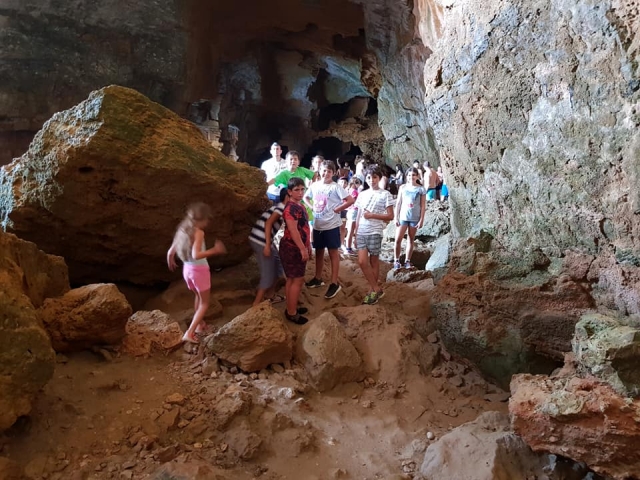  Escursione alla grotta 