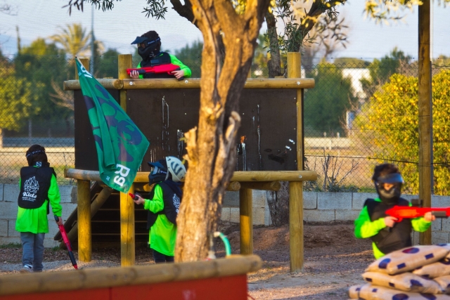  Bambini che giocano a paintball