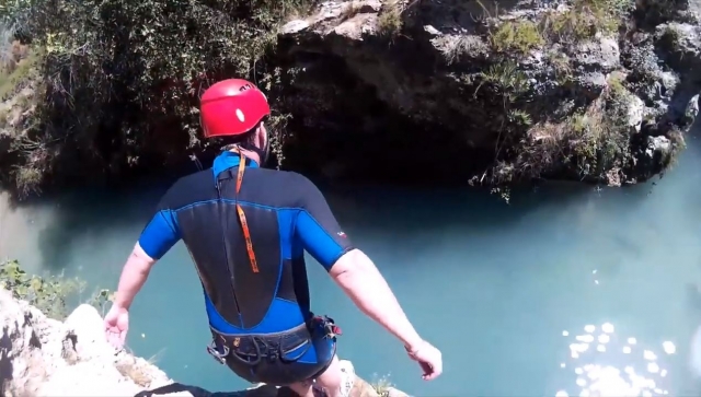  Saltar da pedra para a piscina 
