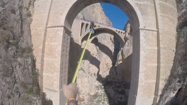  Durante o bungee jumping 