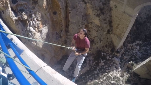  Segurando a corda da ponte 
