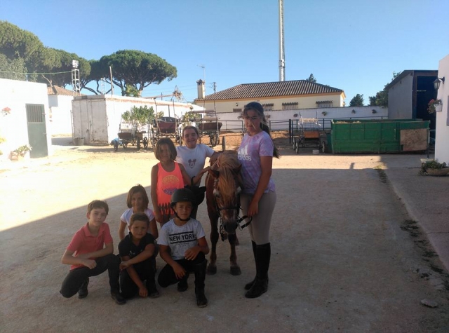 Niños acariciando al caballo