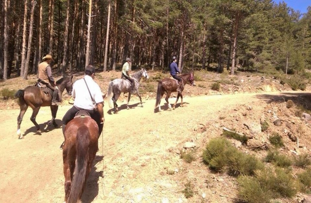  Group horse ride through Buitrago de Lozoya 