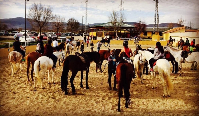  Group riding class in Buitrago de Lozoya 