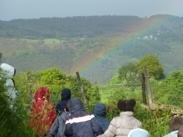 Arcoiris sobre los niños
