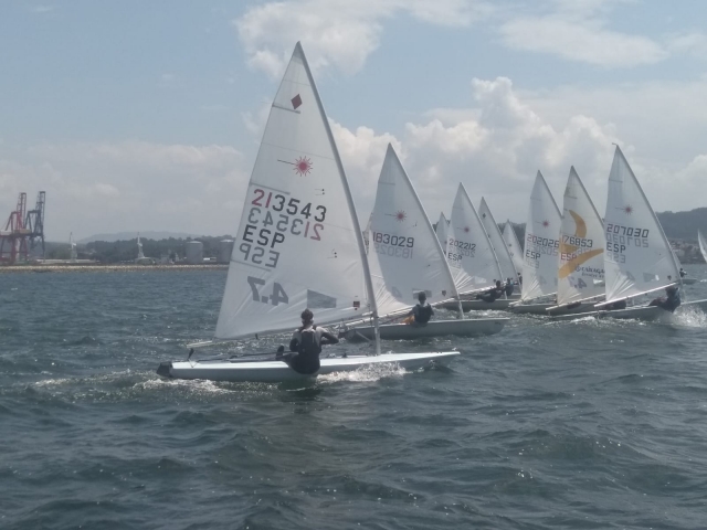 Grupo de navegantes surcando el Océano Atlántico