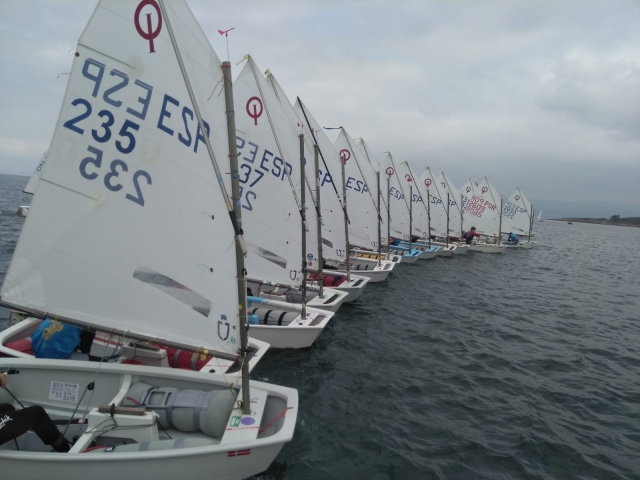 En la línea de salida para iniciar la regata por las aguas de Vigo