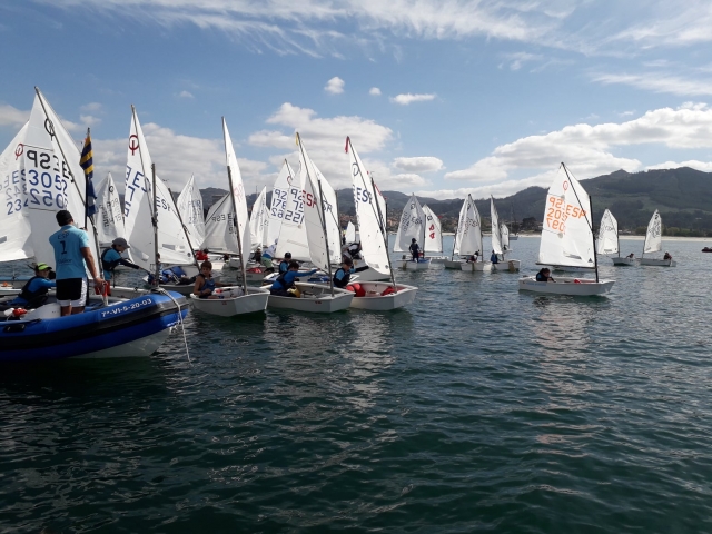 Regatistas preparados para la competición por las Rías Baixas 