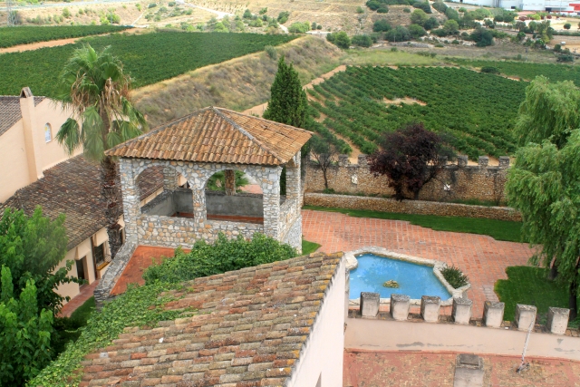 Bodega rodeada por los viñedos