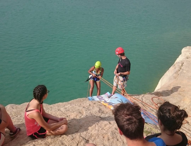 Descendiendo la roca hasta el agua