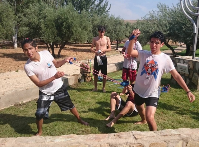 Jugando con los compañeros al aire libre