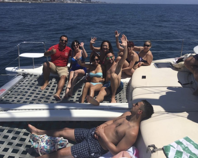 Tomado el sol en la red del catamarán