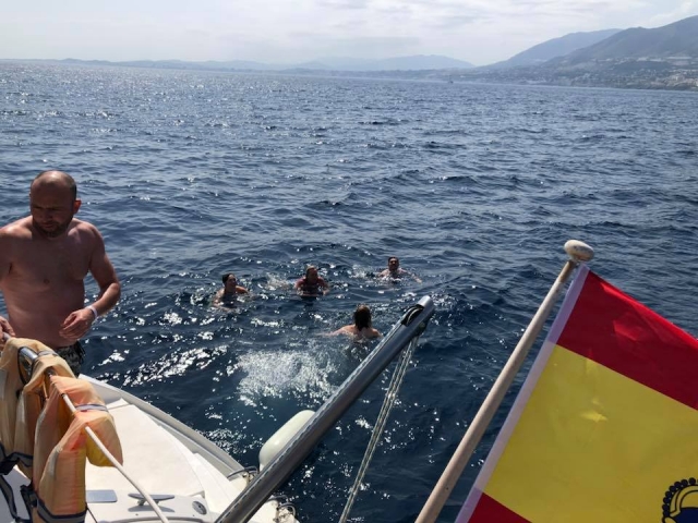 Salto al mar desde el catamarán
