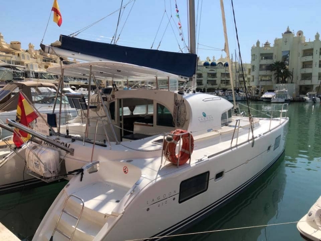 El catamarán en el puerto de Benalmádena