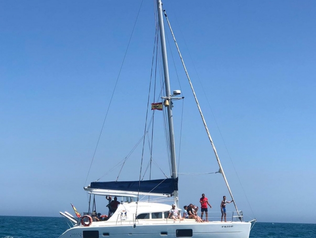 Catamarán navegando en dia soleado