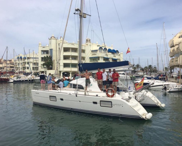 Saliendo del puerto con el catamarán