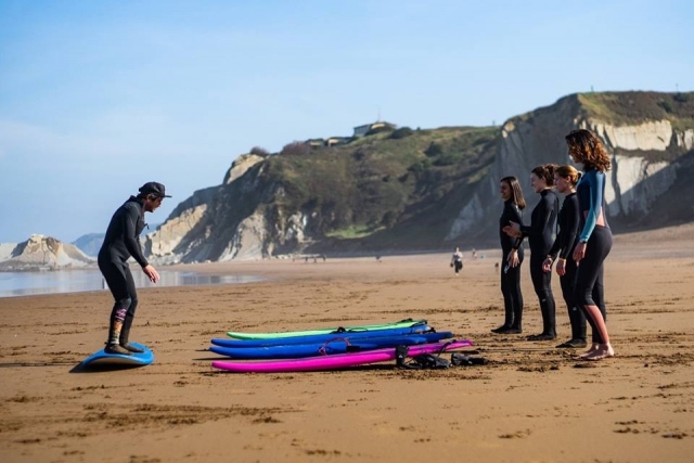 Curso de surf para niños en Sopelana