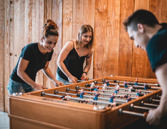  Tischfußball in der Mitte spielen 