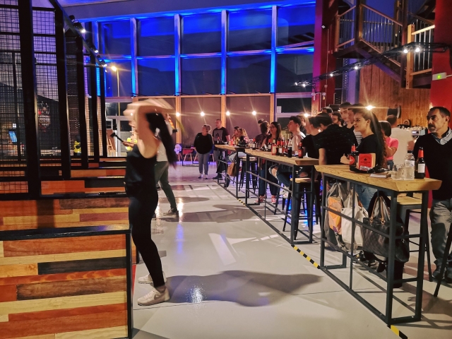  Die Axt vor Freunden werfen 