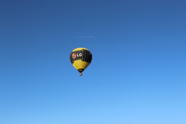 Globo volando bajo el avión