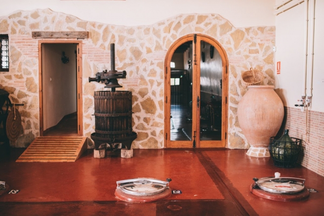 Antigua maquinaria utilizada para la elaboración del vino