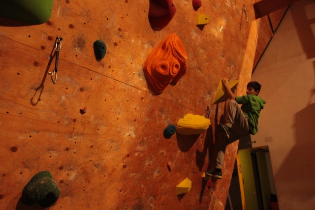  Mix di sport e divertimento in parete d'arrampicata 