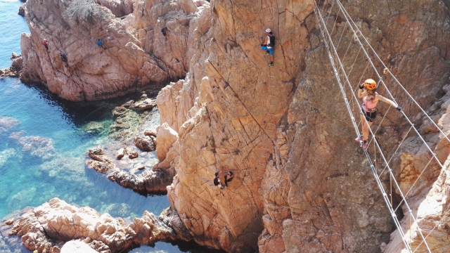  Traversata del ponte tibetano della via ferrata Cala de Molí 