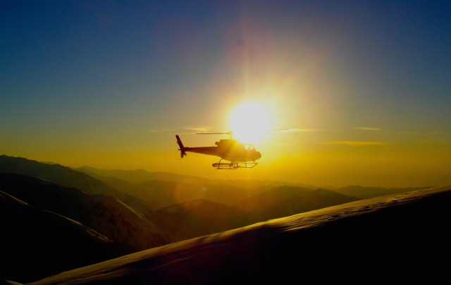 Volando por las montañas junto al sol reluciente