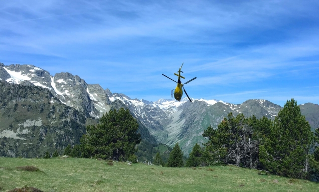 Vislumbrando los Pirineos nevados desde el helicóptero
