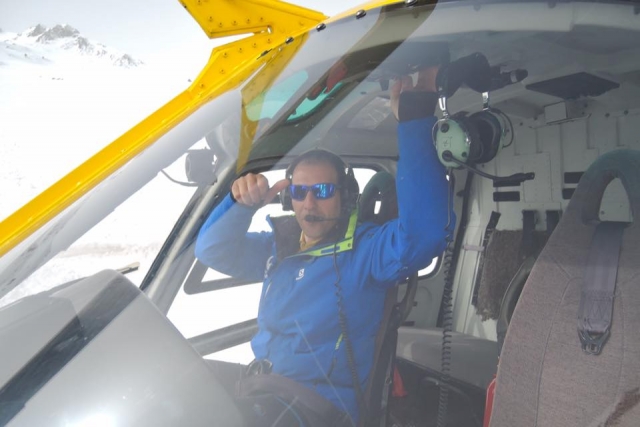 Copiloto saludando desde la cabina del helicóptero