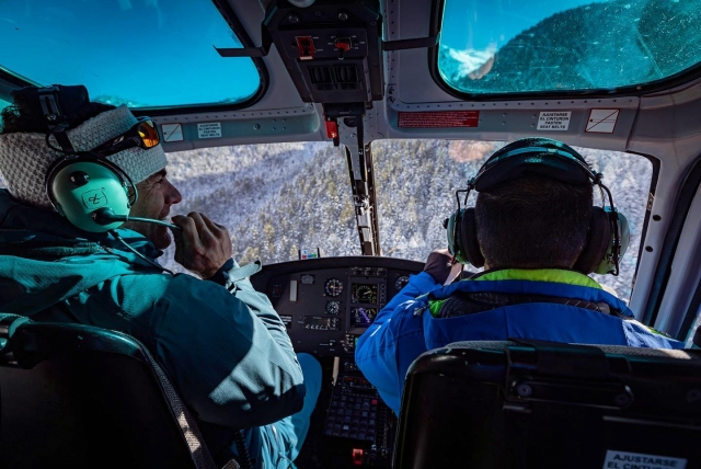 Pilotos en la cabina del helicóptero