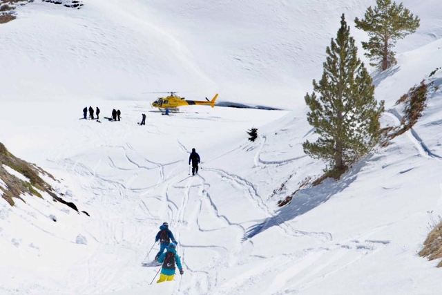 Alejándose del helicóptero con los esquís