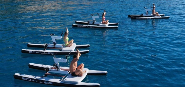 Practicando yoga en alta mar