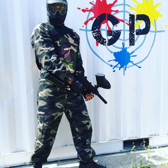Giocatore di paintball davanti al container 
