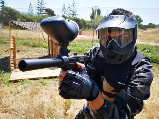  Giocatore di paintball che mira con il pennarello 