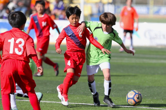 Niños en pleno partido