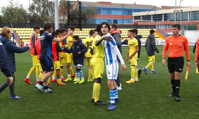 Saludo entre equipos despúes de un partido